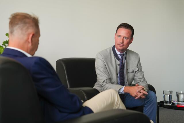 Der Militzoffizier trat bereits 2018 für eine Verlängerung der Wehrpflicht auf acht Monate ein und ist seit November 2022 Wehrsprecher der FPÖ im Nationalrat. Im Bild: MeinBezirk Redakteur Martin Schöndorfer (v.l.), NAbg. Volker Reifenberger | Foto: Stefan Schubert