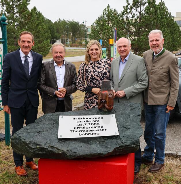 v.l.n.r.: Peter Aigner (GF Therme Linsberg Erschließungs- und EntwicklungsgmbH), Bürgermeister a.D. Hans Rädler (Marktgemeinde Bad Erlach), Bürgermeisterin Bärbel Stockinger (Marktgemeinde Bad Erlach), Landeshauptmann a.D. DI Dr. Erwin Pröll, Bürgermeister Mag. Klaus Schneeberger (Stadt Wiener Neustadt) bei der Enthüllung des Gedenksteins mit dem Bohrkopf anlässlich des 20-jährigen Jubiläums des Thermalwasserfundes in Bad Erlach | Foto: Florian Pfaffelmaier/Marktgemeinde Bad Erlach