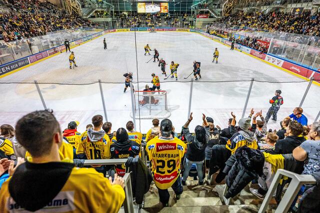 Die 99ers reisen am Freitag mit breiter Brust zum Saisonauftakt in Wien. Mehrere hundert Grazer Fans begleiten sie dabei. | Foto: GEPA