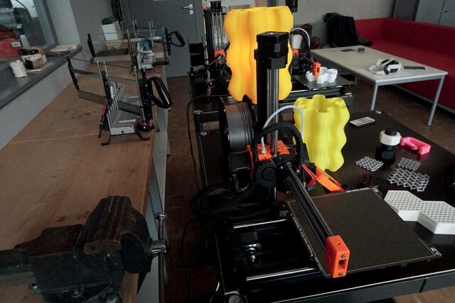Im neuen MakerSpace befinden sich analoge Maschinen und Werkzeuge wie Sägen (links) und Ständerbohrmaschine kombiniert mit digitalen wie 3-Druckern (rechts), Lasercutter, Robotern oder VR-Brillen. | Foto: PH Tirol/Roner