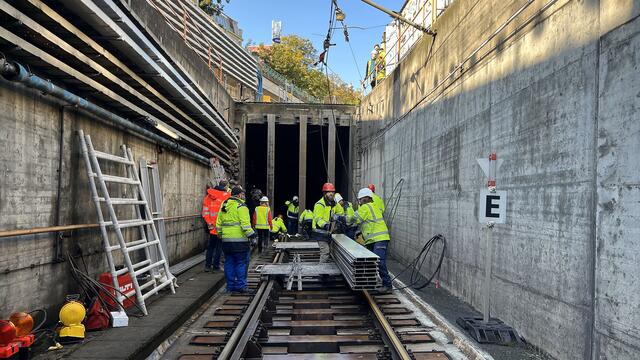 So sah der Abbau der Dammbalken in der Längenfeldgasse aus. | Foto: Jakob Schönfeldinger/Wiener Linien