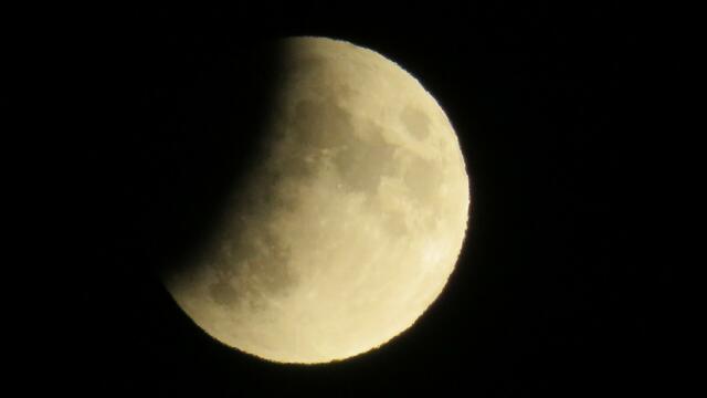 In Österreich ist in der Nacht auf Mittwoch eine partielle Mondfinsternis und ein Supermond zu sehen. | Foto: Gerda Drolle