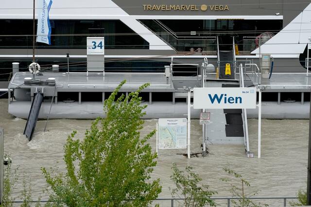 Für die insgesamt 142 Menschen, die wegen des schweren Unwetters in Wien auf dem 110 Meter langen und zwölf Meter breiten Flusskreuzfahrtschiff "Thurgau Prestige" festsitzen, wurde eine Lösung gefunden.  | Foto: GEORG HOCHMUTH / APA / picturedesk.com