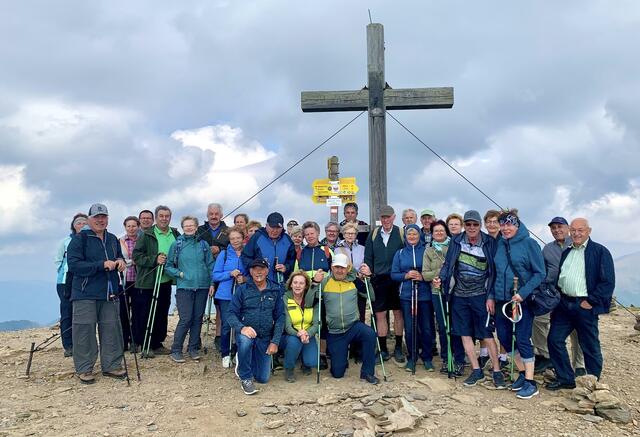 Die Seniorengruppe aus Miesenbach bei der Wanderung am Wöllaner Nock, ausgehend von der Kaiserburgbahn – ein atemberaubender Ausblick auf die umliegenden Berge und Täler.