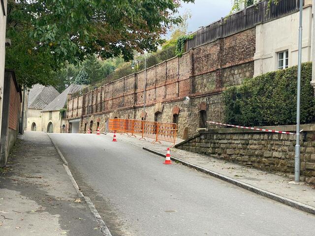 Die Mauer des Mauerbacherhofes in Kritzendorf droht einzustürzen.  | Foto: FF Kritzendorf