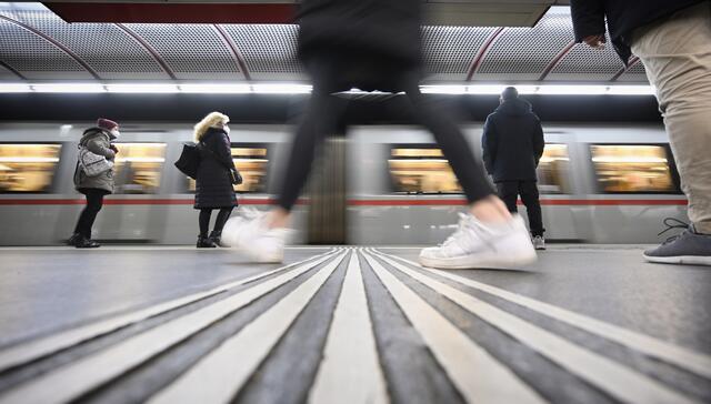Am späten Dienstagabend sowie am Mittwochmorgen gab es Updates und gute Nachrichten für Fahrgäste der ÖBB-Weststrecke und den Wiener Linien. | Foto: Johannes Zinner