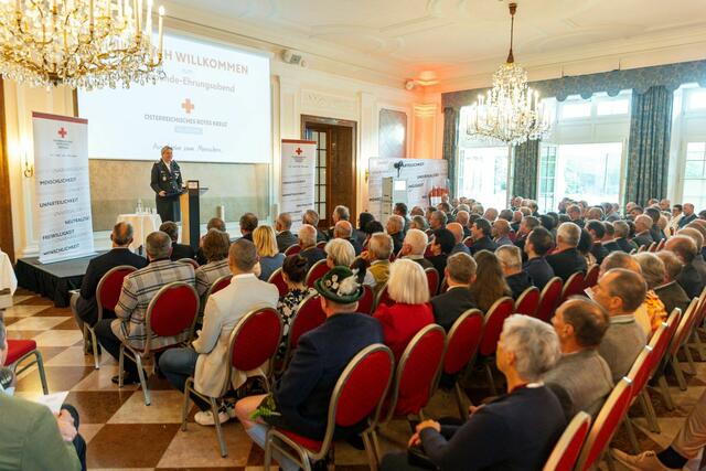 Rund 160 Personen wurden vom Roten Kreuz Salzburg ausgezeichnet, die besonders oft und regelmäßig Blut spenden. | Foto: Rotes Kreuz Salzburg / wildbild