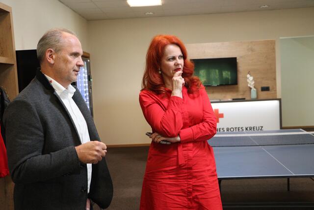 LR Cornelia Hagele zeigte sich beeindruckt von den Zahlen, die GF Andreas Mayer präsentierte. | Foto: Seelos