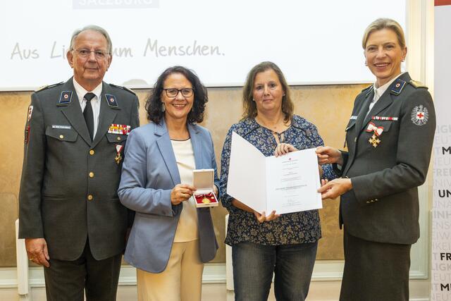 Elisabeth Weindl aus Michalebeuern wurde für mehr als 100 Mal Blutspenden mit der Goldene Verdienstmedaille mit bronzenem Lorbeerkranz ausgezeichnet. | Foto: Rotes Kreuz Salzburg / wildbild