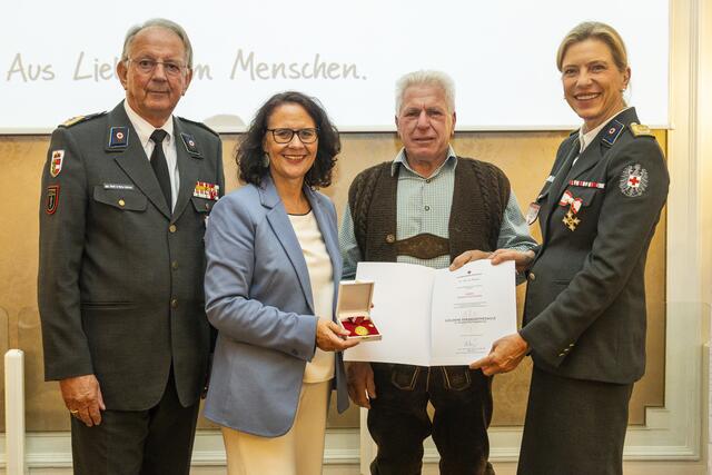 Rudolf Gschaider aus Seekirchen wurde für mehr als 100 Mal Blutspenden mit der Goldene Verdienstmedaille mit bronzenem Lorbeerkranz ausgezeichnet. | Foto: Rotes Kreuz Salzburg / wildbild