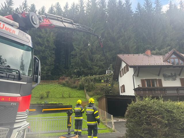 Ein Baum fiel auf ein Hausdach. | Foto: Patrick Marcher, FF-Kainach