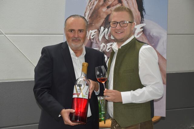 Landeshauptmann Hans Peter Doskozil mit Winzer Stefan Wiener | Foto: Michael Strini