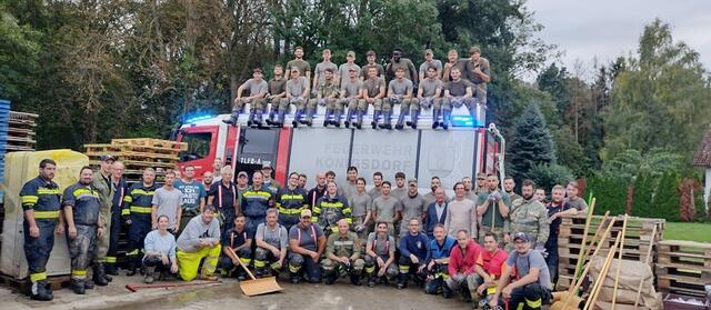 61 Freiwillige aus zwölf Feuerwehren des Bezirks Jennersdorf halfen im Tullnerfeld mit, Schäden nach den massiven Überschwemmungen zu beseitigen. | Foto: Bezirksfeuerwehrkommando Jennersdorf