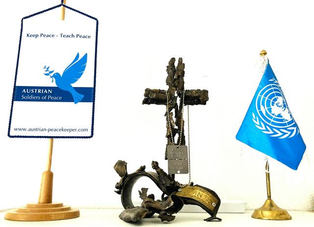 Splitterkreuz als Andenken – Vereinswimpel als aktuelles Zeichen. | Foto: privat