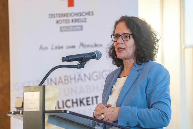 Landesrätin Daniela Gutschi bedankte sich bei den langjährigen Spenderinnen und Spendern. | Foto: Rotes Kreuz Salzburg / wildbild