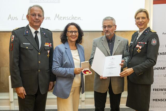 Matthias Lassnig aus Köstendorf wurde für mehr als 100 Mal Blutspenden mit der Goldene Verdienstmedaille mit bronzenem Lorbeerkranz ausgezeichnet. | Foto: Rotes Kreuz Salzburg / wildbild