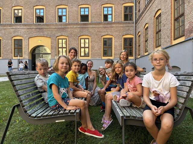 Die Erstklässler der MSKI und MSK mit den Lehrerinnen Eva Michalek, Bettina Geiger und Stephanie Öller und Direktorin Natascha Bergmann-Balutsch. | Foto: Nina Taurok