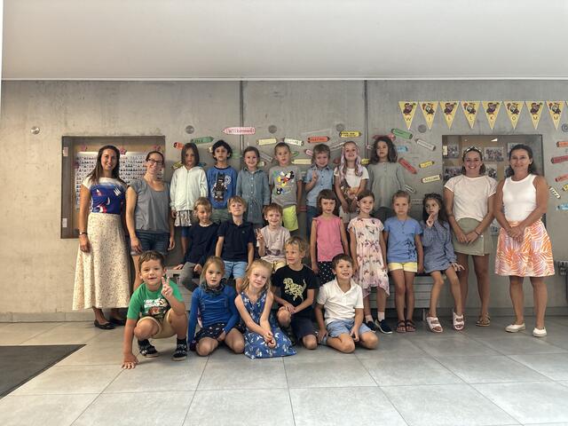 Die 1D der Volksschule Purkersdorf mit Claudia Schwaiger-Hofer, Natalie Singer, Yvonne Herdin und Direktorin Cornelia Tellian. | Foto: Nina Taurok