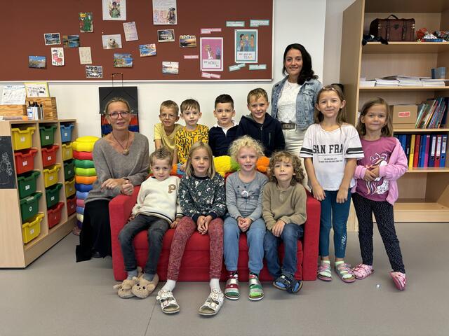 Die 1MSK mit Lehrerin Tamara Thin und Direktorin Ulrike Kraft. | Foto: Nina Taurok