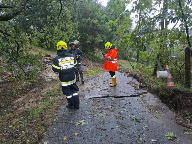 Die Feuerwehr Stössing war mit Hangrutschen und Verklausungen. | Foto: FF Stössing
