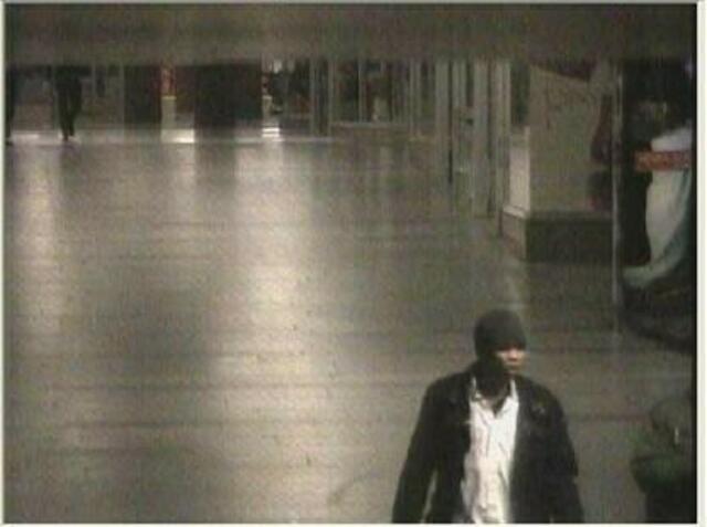 "Aufgrund des gesicherten Videomaterials steht fest, dass es sich bei dem Tatverdächtigen um die, auf den beigefügten Lichtbildern ersichtliche, dunkelhäutige Person handelt", heißt es seitens der Polizei am Mittwoch. | Foto: LPD Wien