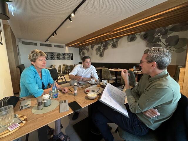 Lukas Brandweiner (Mitte) und Martina Diesner-Wais (l.) stellten sich den Fragen von Redaktionsleiter Bernhard Schabauer (r.). | Foto: MeinBezirk