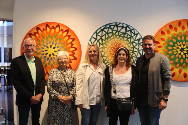 Bürgermeister Herbert Mayer, Gemeinderätin Monika Rotter, Stadträtin Doris Sailer, Künstlerin Ingrid Schwarzmann und Stadtrat Peter Vöhl, (v.l.).  | Foto: Elisabeth Zangerl