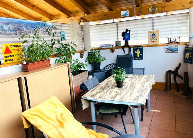 Auf der Terrasse des Dujmovits'schen Heims erinnert vieles an die Auslandseinsätze. | Foto: privat