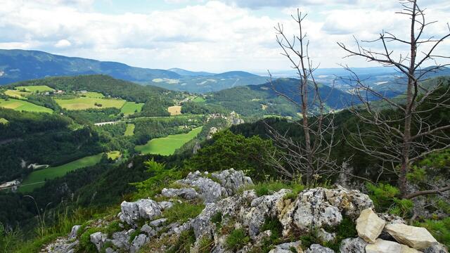 Mit dem Blick Richtung Klamm schließt sich der Kreis nun wieder, ... Ende des 360°-Panoramas. | Foto: © Silvia Plischek