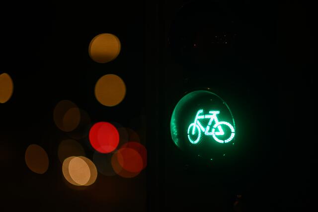 Ein 32-jähriger Wiener Radfahrer starb am 9. September bei einem tragischen Verkehrsunfall am Getreidemarkt. (Symbolfoto) | Foto:  Robert Michael / dpa / picturedesk.com