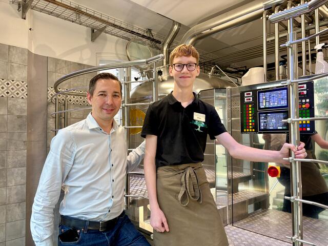 Lehrling Elias Nedoma (r.) mit Operations Manager Jürgen Otzelberger in der hauseigenen Brauerei.  | Foto: Kriechbaum/MeinBezirk