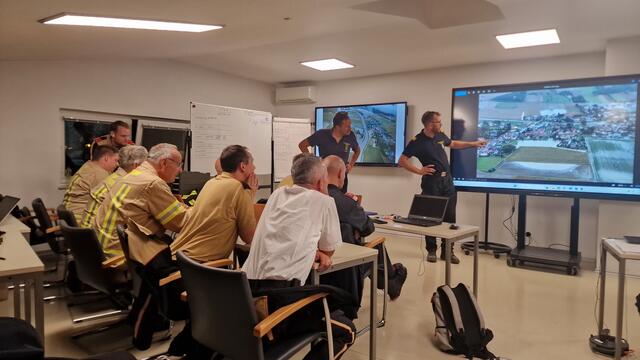 Die Feuerwehren aus dem ganzen Land werden gebrieft.  | Foto: BFKDO Tulln/ St. Öllerer