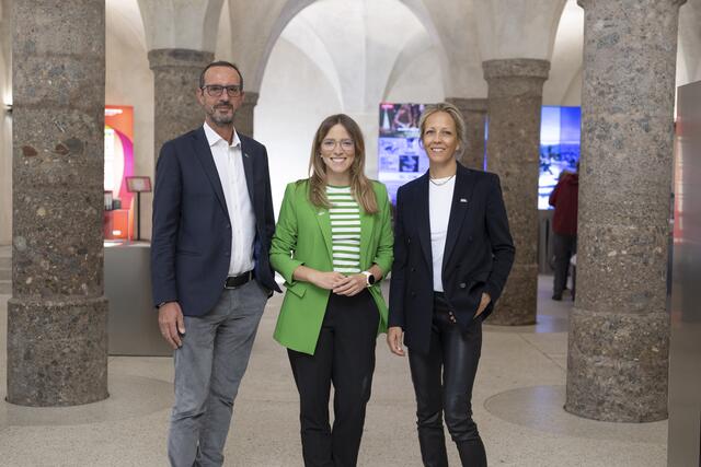 Geschäftsführerin Barbara Plattner und Obmann Peter Paul Mölk begrüßen die neue Verantwortliche für Unternehmenskommunikation Fabienne Kröll (re.) im Team. | Foto: Innsbruck Tourismus / Berger