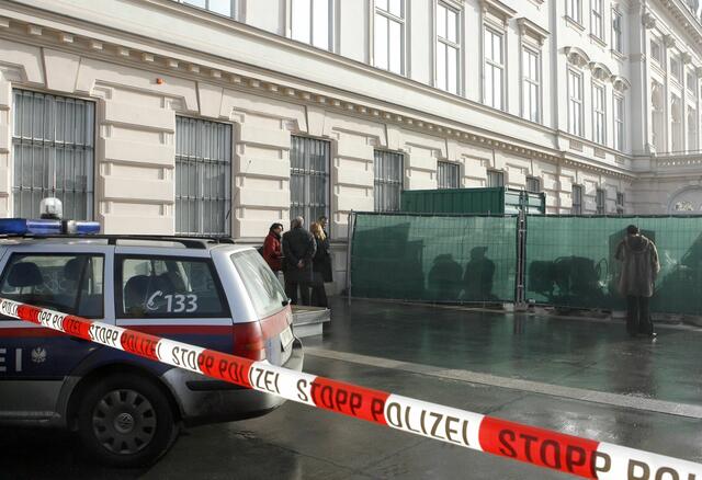 In der unmittelbaren Nähe der Leiche, die von Putzkräften der Albertina gefunden wurde, wurde eine Spritze gefunden, die möglicherweise dem 19-Jährigen oder dem Täter gehört hatte. | Foto: Herbert P. Oczeret / APA / picturedesk.com
