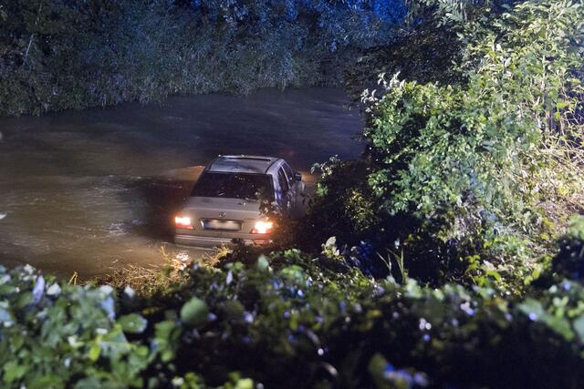 Der Fahrer hatte einen Holzzaun durchbrochen. | Foto: BFKDO BADEN / Stefan Schneider
