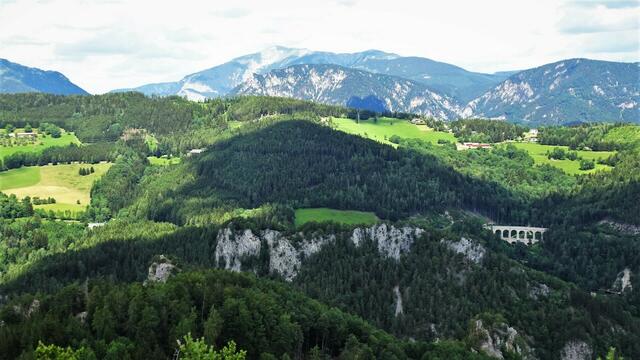 Die folgenden vier Ansichten zeigen ebenfalls sehr schön, wie harmonisch die Semmeringbahn in die Berg- und Naturlandschaft eingebunden wurde 
(im Bild der Kreuzberg, im Hintergrund das Schneebergmassiv). ... | Foto: © Silvia Plischek