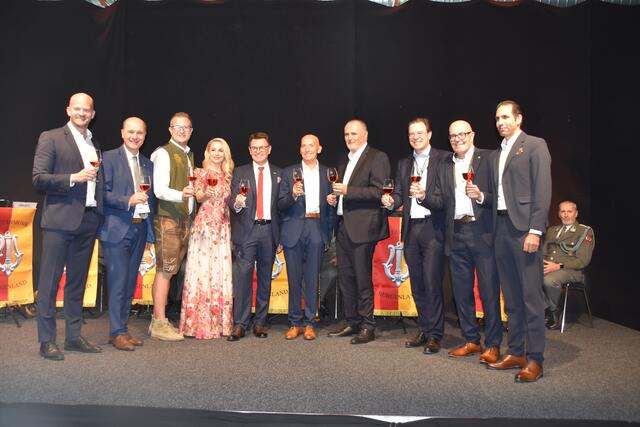 Die Kommunalmesse und der 70. Gemeindetag in Oberwart wurden offiziell mit einem Glaserl Uhudler eröffnet. | Foto: Michael Strini