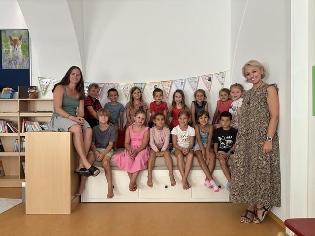 Die 1B der Volksschule Tullnerbach mit Lehrerin Helga Schmid und Direktorin Natascha Bergmann-Balutsch. | Foto: Nina Taurok