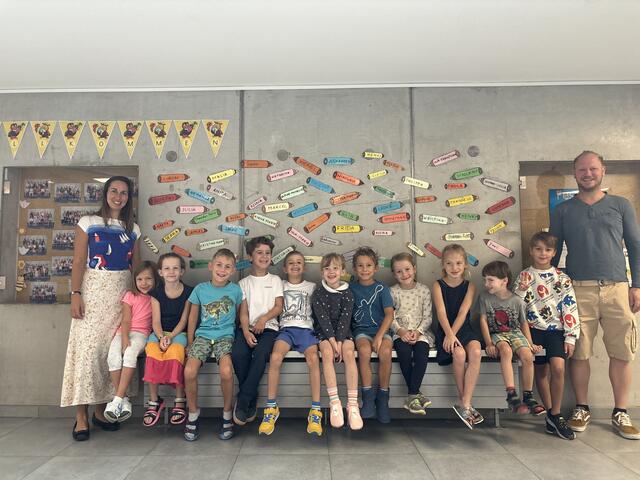 Die Kinder der Mehrstufenklasse mit Lehrer Nikolaus Kaspirek und Direktorin Cornelia Tellian. | Foto: Nina Taurok