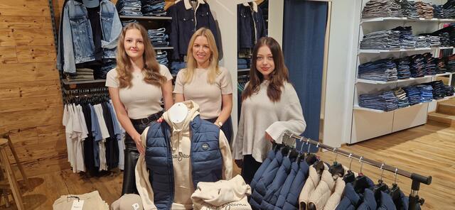 Sandra Durlacher-Laschober (Mitte) mit ihren beiden Lehrlingen. Ana Marija Dogancic (li.) hat gerade mit der Lehre begonnen, Michele Jukic (re.) ist bereits im 3. Lehrjahr. | Foto: Modehaus Laschober