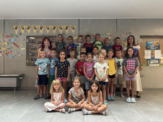 Die 1B der Volksschule Purkersdorf mit Lehrerin Conny Skopek und Direktorin Cornelia Tellian. | Foto: Nina Taurok