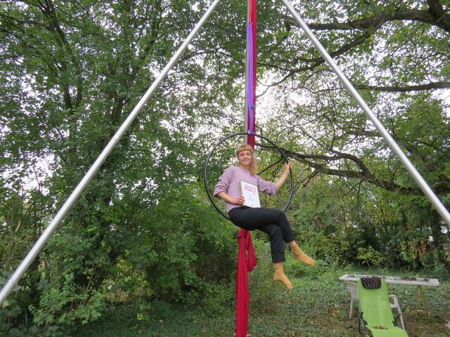 Als zirkusbegeisterte Clownin präsentiert Susa Siebel ihre Heldinnen-Urkunde am Aerial Hoop. | Foto: Sabine Krammer