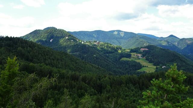 Der Blick hinüber zum Kurort Semmering, ... mittig sieht man das Südbahnhotel, rechts das ehemalige Kurhotel. | Foto: © Silvia Plischek