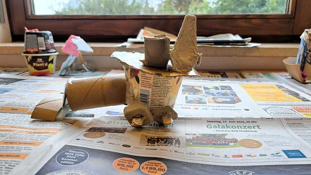 Aus Kartons und Bechern bastelten die Kinder verschiedene Müllsammelfahrzeuge. | Foto: Arzl/Wex