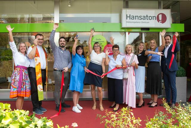 Wer gut hört, ist gut gelaunt (v.l.n.r.): Petra Semmler-Brukner, Gebietsleiterin Steiermark, Pfarrer Anton Neger, Lorenz Wetl (Verkaufsberater), Natascha Krois (Hörakustikerin in Ausbildung), Manuela Sauer (Fachgeschäftsleiterin und Hörakustik-Meisterin), LAbg. Bernadette Kerschler, Vizebürgermeisterin Helga Sams, Katherine Volstuben (Hörakustik-Meisterin), Christina Haiditsch (Hörakustikerin) und Geschäftsführer Gert Ettlmayr
 | Foto: Fotostudio Lend