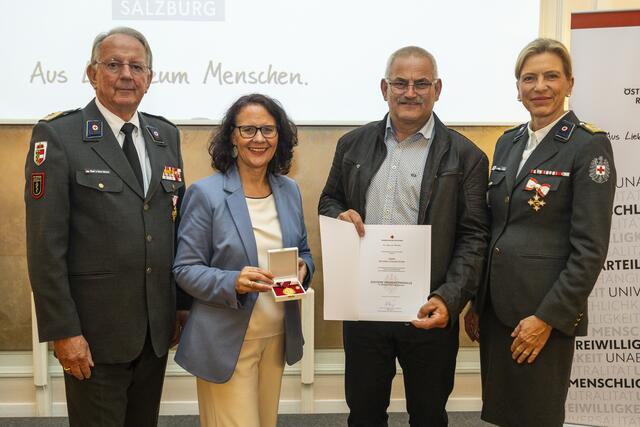 Richard Letnjantschin aus Bad Hofgastein wurde für mehr als 100 Mal Blutspenden mit der Goldene Verdienstmedaille mit bronzenem Lorbeerkranz ausgezeichnet. | Foto: Rotes Kreuz Salzburg / wildbild