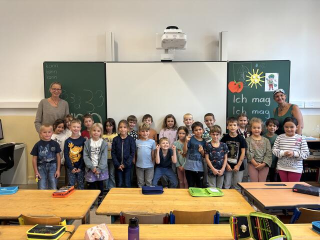 Die 1B der Volksschule Pressbaum mit Lehrerin Alexandra Wagner und Direktorin Ulrike Kraft. | Foto: Nina Taurok