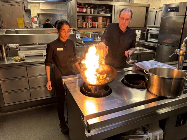 Smruti Posch schaut Küchenchef Michael Suttner genau zu. Das "Spiel mit dem Feuer" will gelernt sein. | Foto: Zezula