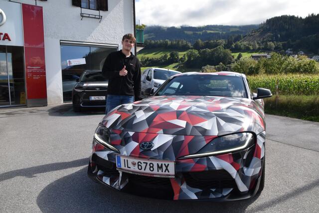 Tolles Auto: Lehrling David Schreyer präsentiert den Toyota Supra. | Foto: Kendlbacher