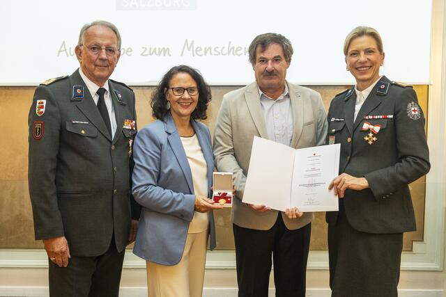 Kurt Hohenwarter aus Gartenau im Tennengau wurde für mehr als 100 Mal Blutspenden mit der Goldene Verdienstmedaille mit bronzenem Lorbeerkranz ausgezeichnet. | Foto: Rotes Kreuz Salzburg / wildbild
